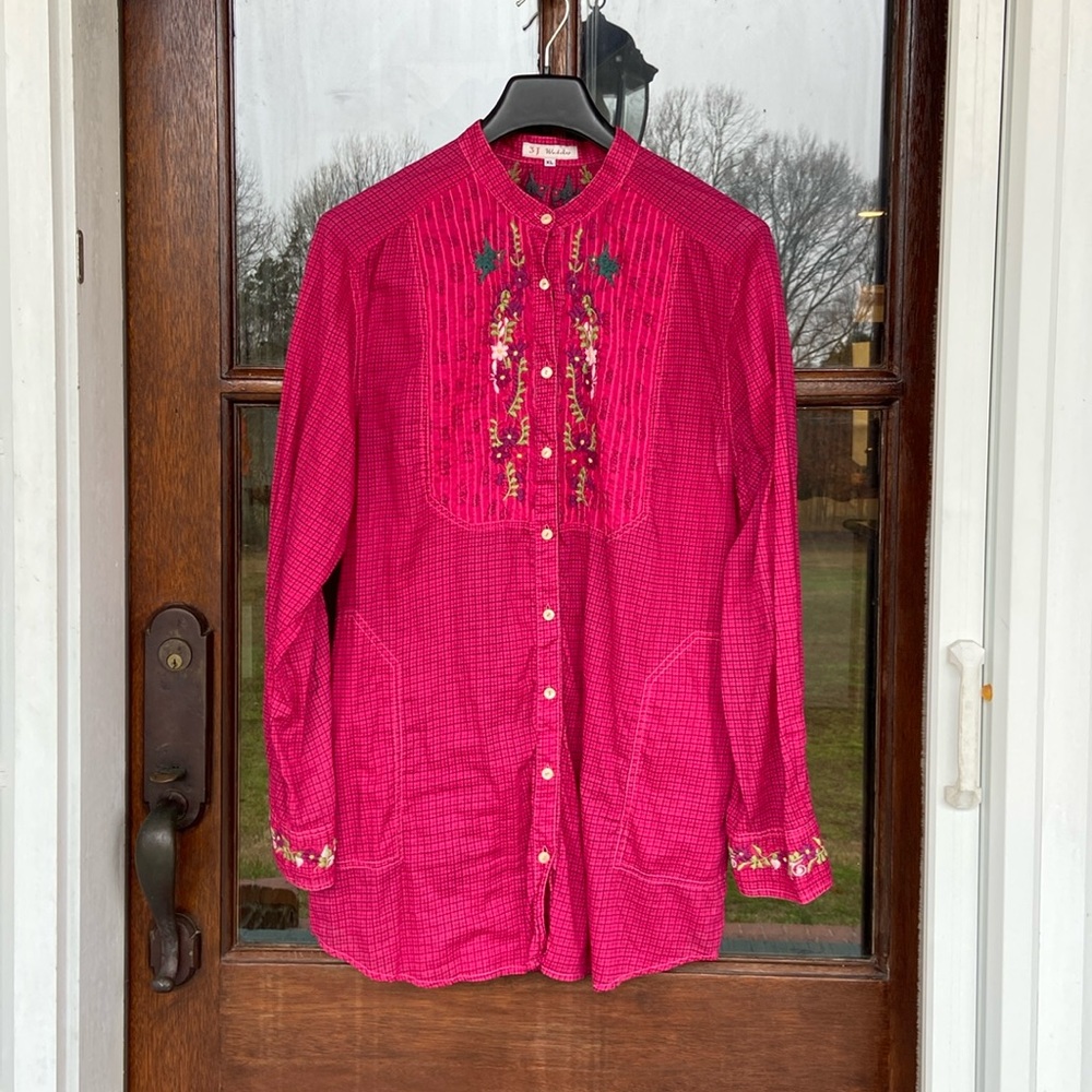 Johnny Was embroidered shirt with pockets!Tagged XL could fit L